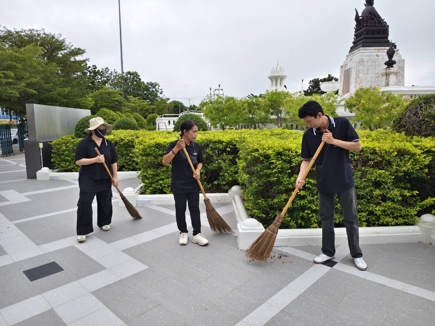 title - ปฏิรูปที่ดินจังหวัดเพชรบุรี มอบหมายให้ นางสาวปาริชาติ สนธิ ผู้อำนวยการกลุ่มกฎหมาย พร้อมด้วย เจ้าหน้าที่ ส.ป.ก.เพชรบุรี ร่วมกิจกรรมจิตอาสาการทำความสะอาด และปรับภูมิทัศน์พื้นที่บริเวณรอบอุทยานเฉลิมพระเกียรติ พระบาทสมเด็จพระจอมเกล้าเจ้าอยู่หัว